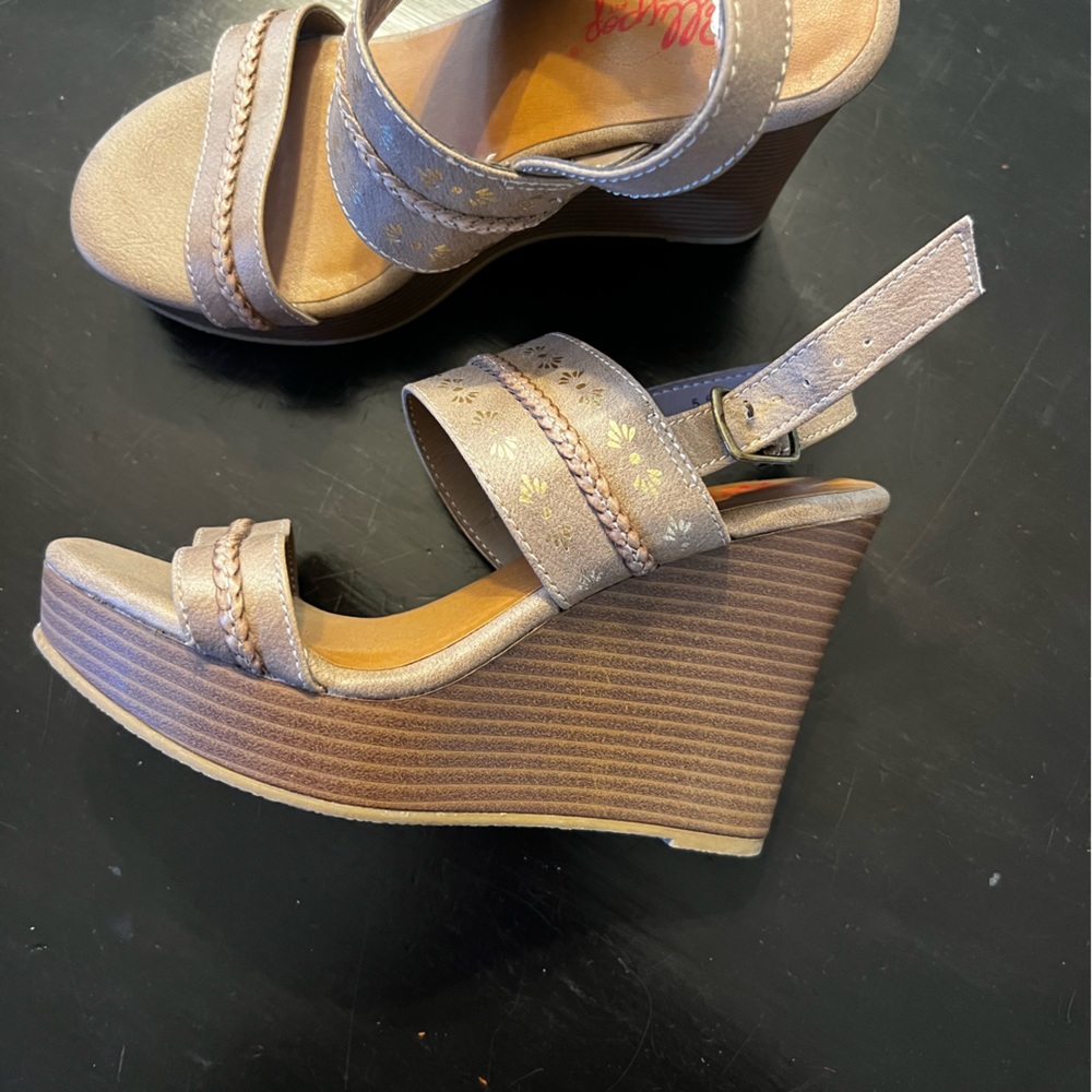Girls size 5 1/5 wedges